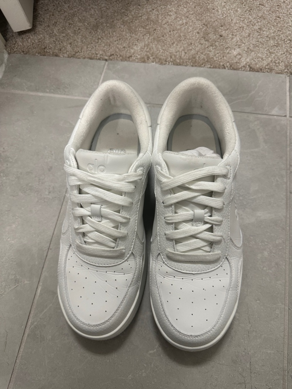 Alo Yoga all white recovery
